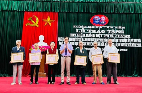 Đảng bộ xã Tân Viên tổ chức trao huy hiệu đảng và quán triệt Nghị quyết số 94 của Ban thường vụ Huyện ủy