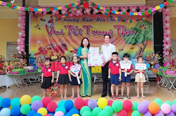 Đ/c Phạm Văn Lập, Chủ tịch HĐND Thành phố thăm tặng quà thiếu nhi trên địa bàn xã An Thái nhân dịp tết trung thu 