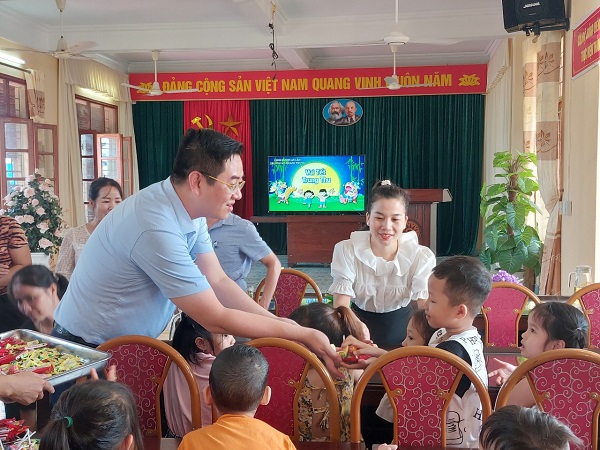 Đồng chí Nguyễn Mạnh Thắng, Phó Chủ tịch UBND huyện thăm và tặng quà cho các cháu trường mầm non Tân Dân và Quang Trung