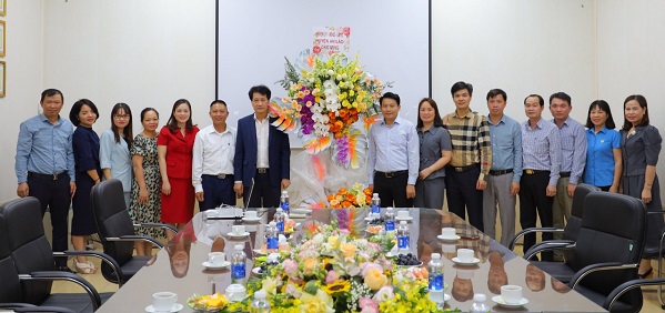 Lãnh đạo huyện An Lão thăm và tặng quà các doanh nghiệp nhân ngày Doanh nhân Việt Nam