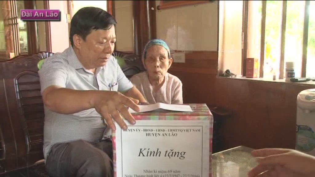 Huyện An Lão thăm tặng quà gia đình chính sách tiêu biểu 