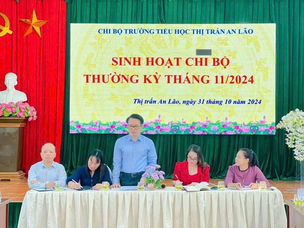 Đồng chí Lê Trí Vũ, Ủy viên Ban Thường vụ Thành ủy, Trưởng Ban Tổ chức thành ủy dự sinh hoạt chi bộ tại trường tiểu học thị trấn An Lão